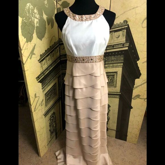 Stunning evening gown by Jessica Howard - Picture 1 of 7